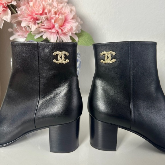 Chanel calfskin ankle boots - Picture 3 of 9